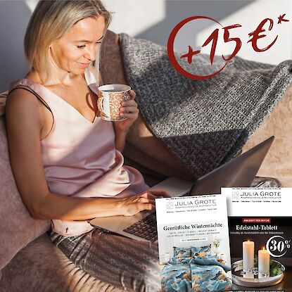 Frau genie&szlig;t Kaffee auf dem Sofa mit Notebook &ndash; Julia Grote Newsletter abonnieren und 15 &euro; Vorteil sichern.