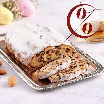 Christstollen mit Puderzucker und Rosinen auf Serviertablett, angeschnittene Scheiben &ndash; Hinweis auf Schn&auml;ppchen-Angebot