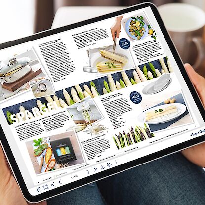 Person bl&auml;ttert im digitalen Hagen Grote Katalog auf Tablet mit Spargel-Rezepten und K&uuml;chenhelfern