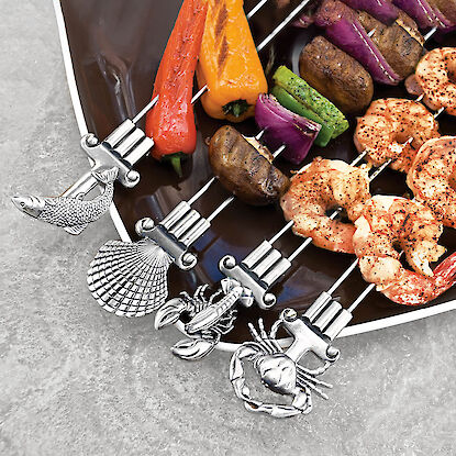 Grillspie&szlig;e mit Garnelen und Gem&uuml;se, dekorative Metallspie&szlig;e mit Meeresmotiven