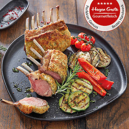 Lammkarree mit Kr&auml;uterkruste und gegrilltem Gem&uuml;se auf Teller &ndash; Hagen Grote Gourmetfleisch
