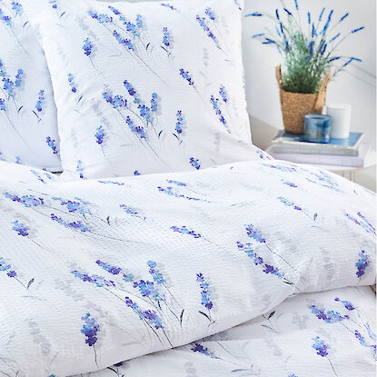 Bettw&auml;sche mit Lavendelmotiv in Wei&szlig; und Blau, strukturierter Stoff f&uuml;r sommerlich leichte Schlafatmosph&auml;re