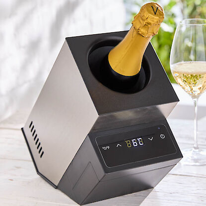 Elektrischer Champagnerk&uuml;hler mit digitaler Temperaturanzeige und Sektflasche