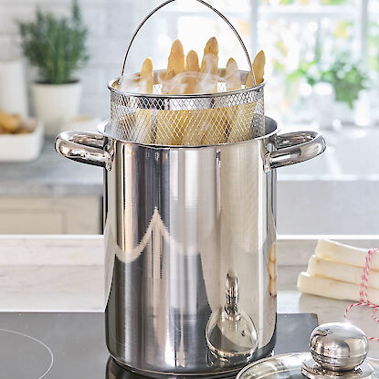 Spargeltopf aus Edelstahl mit Einsatzkorb, frischer Spargel wird schonend gekocht auf dem Herd