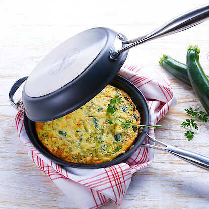Po&ecirc;le antiadh&eacute;sive avec frittata aux courgettes servie sur torchon de cuisine