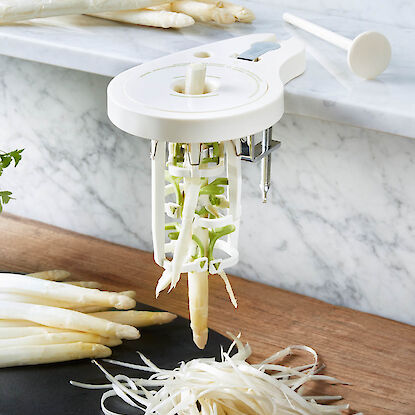 Coupe-asperges pour fines lamelles d&rsquo;asperges blanches sur plan de travail