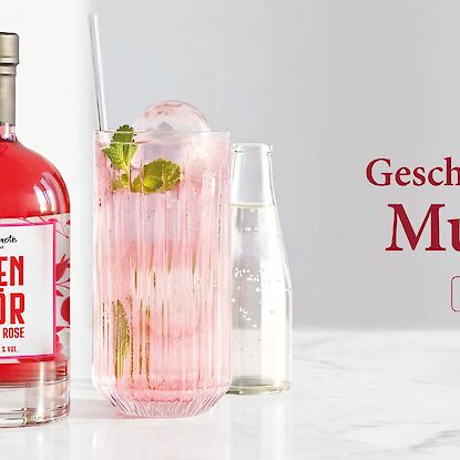 Rosenlik&ouml;r mit Cocktail und Longdrink, dekoriert mit Rosenbl&auml;ttern, Geschenkidee zum Muttertag