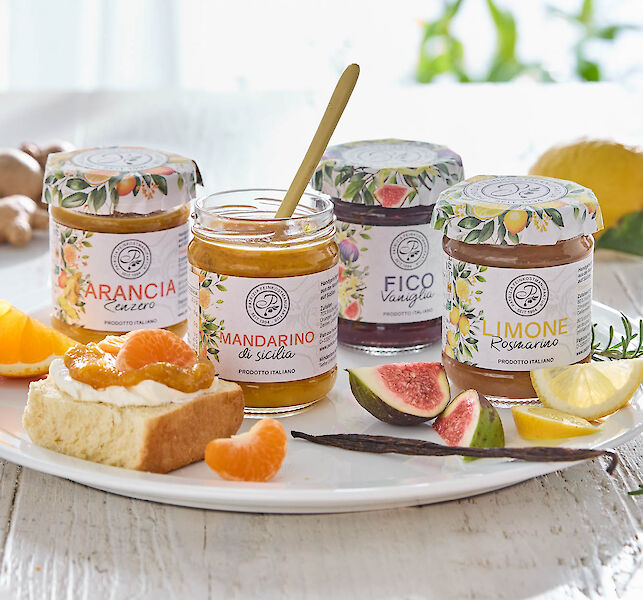 Fruchtaufstriche aus Sizilien mit Orange, Mandarine, Feige und Zitrone, serviert mit Brot und frischen Fr&uuml;chten