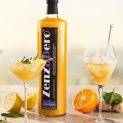 Ingwer-Zitronenlik&ouml;r mit Cocktail und Eis, dekoriert mit Zitrusfr&uuml;chten und Rosmarin