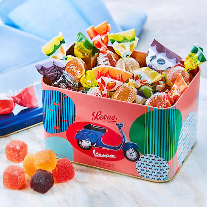 Bunte Fruchtgummis und Bonbons in dekorativer Dose, ideal als Geschenk oder s&uuml;&szlig;er Snack