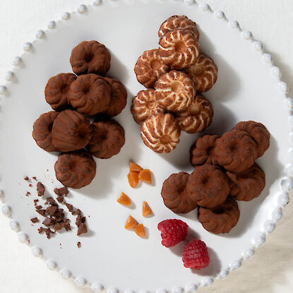 Petits g&acirc;teaux kouglof au cacao et sucre glace sur plat de service blanc