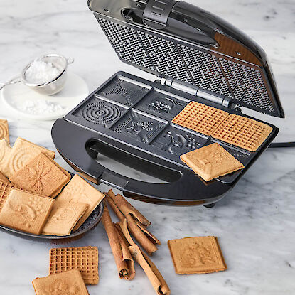 Gaufrier &eacute;lectrique pour biscuits d&eacute;cor&eacute;s avec biscuits pr&ecirc;ts et b&acirc;tons de cannelle