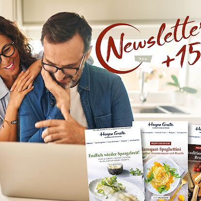 Paar am Laptop entdeckt Newsletter-Angebot mit 15 &euro; Gutschein und Rezeptinspirationen
