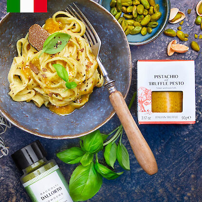 Pasta mit Pistazien-Tr&uuml;ffel-Pesto, garniert mit Basilikum und serviert mit Pistazien