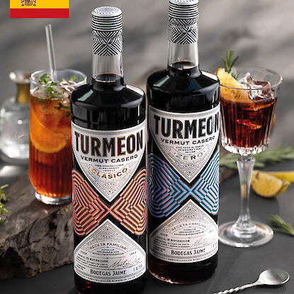 Spanischer Wermut in Flaschen, serviert als Aperitif mit Eis, Orange und Kr&auml;utern