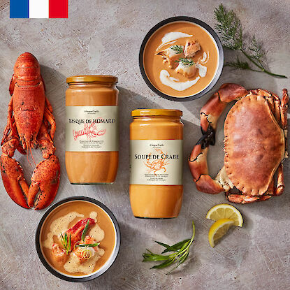 Franz&ouml;sische Hummersuppe und Krabbensuppe im Glas, serviert mit frischem Hummer, Krabbe und Kr&auml;utern
