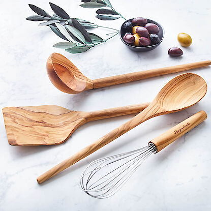 Ustensiles de cuisine en bois d&rsquo;olivier avec fouet, cuill&egrave;re et spatule de cuisson
