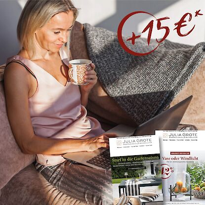 Frau genie&szlig;t Kaffee auf dem Sofa mit Notebook &ndash; Julia Grote Newsletter abonnieren und 15 &euro; Vorteil sichern.