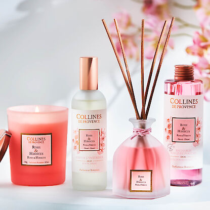 Raumduft-Set mit Duftkerze, Diffuser und Spray Rose & Hibiskus in dekorativer Anordnung