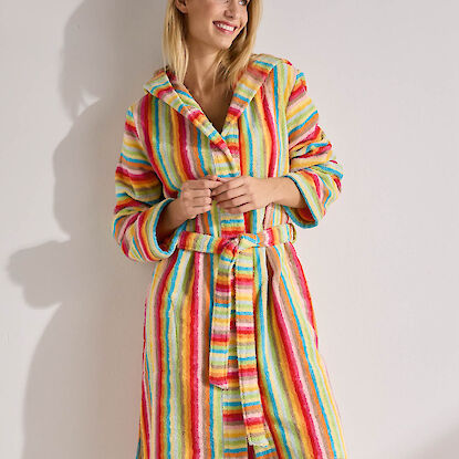 Damenbademantel mit bunten Streifen und G&uuml;rtel, weich und bequem, getragen im Innenbereich