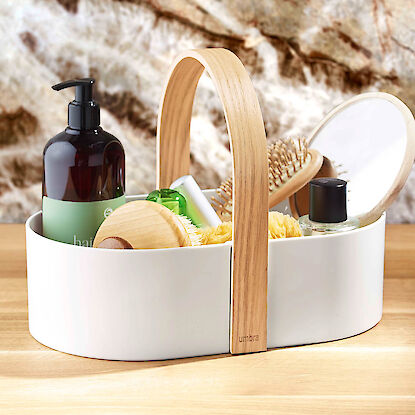 Bad-Organizer mit Holzgriff und Pflegeaccessoires auf Holztisch