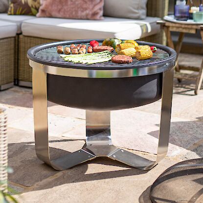 Barbecue au charbon en brasero sur terrasse &ndash; grillades de l&eacute;gumes et viande au jardin