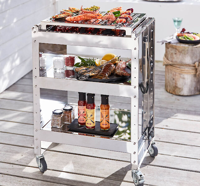 Chariot barbecue en inox avec grill au charbon garni de fruits de mer, avec &eacute;tag&egrave;res pour &eacute;pices et sauces