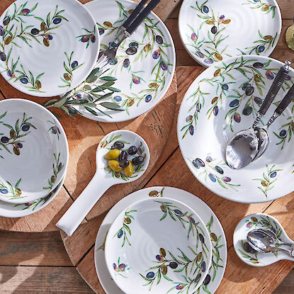 Service de vaisselle d&eacute;cor olive avec assiettes, bols et cuill&egrave;res de service, dispos&eacute; sur table en bois rustique