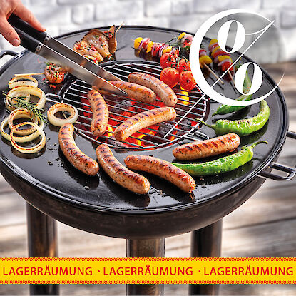 Rabattierter Holzkohlegrill mit Bratw&uuml;rsten, Gem&uuml;se und Grillspie&szlig;en bei sommerlicher Lagerr&auml;umung