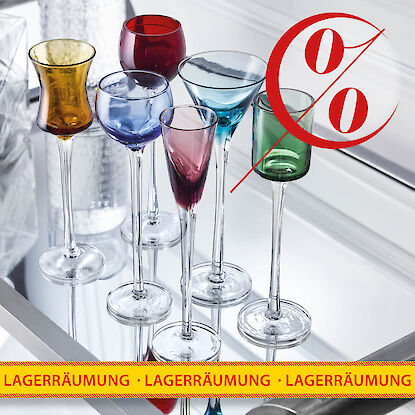Rabattierte bunte Trink- und Cocktailgl&auml;ser f&uuml;r stilvolle Tischdekoration bei Lagerr&auml;umung