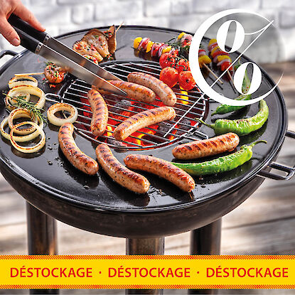 Barbecue au charbon en promotion avec saucisses, l&eacute;gumes et brochettes pour liquidation de stock estivale