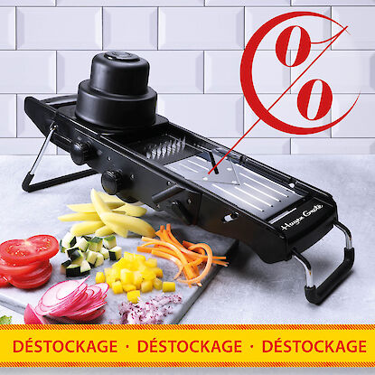 Mandoline de cuisine en promotion avec diff&eacute;rents accessoires de coupe et l&eacute;gumes frais en liquidation de stock