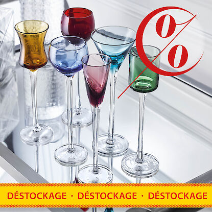 Verres color&eacute;s pour boissons et cocktails en promotion pour d&eacute;coration de table en liquidation de stock