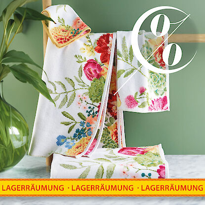 Rabattierte Handt&uuml;cher mit floralem Muster als farbenfrohe Badezimmerdekoration bei Lagerr&auml;umung
