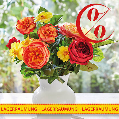 Rabattierter Blumenstrau&szlig; mit roten, orangefarbenen und gelben Bl&uuml;ten als fr&uuml;hlingshafte Dekoration