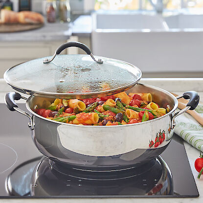 Casserole avec pâtes et légumes sur la cuisinière.