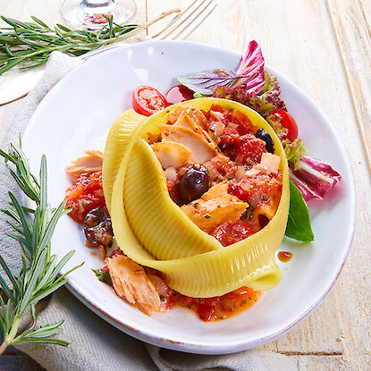 Cacavelle farcie avec sauce tomate, olives, poisson, accompagnée de salade fraîche.