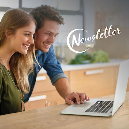 Couple souriant s'inscrit à la newsletter pour recevoir 15€ de réduction.