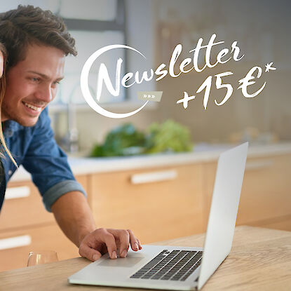 Couple souriant s'inscrit à la newsletter pour recevoir 15€ de réduction.