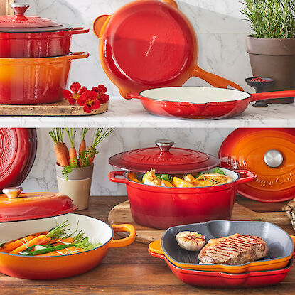 Casseroles et poêles en fonte émaillée rouge et orange sur une table en bois.