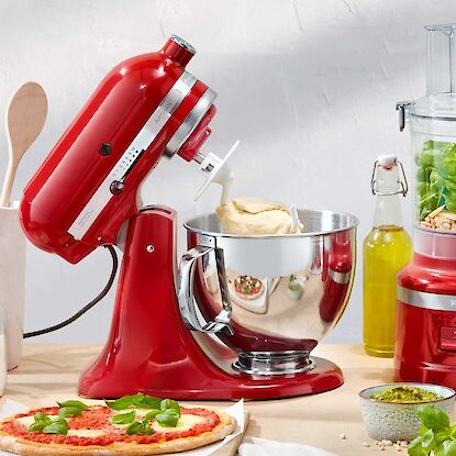 Robots de cuisine KitchenAid rouges avec basilic, tomates et pizza.