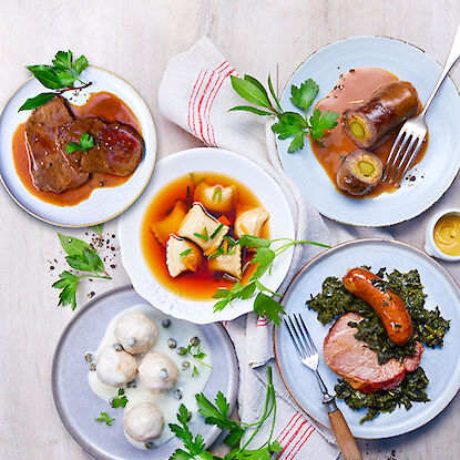 Roulades farcies, raviolis, boulettes et chou frisé avec de la saucisse.