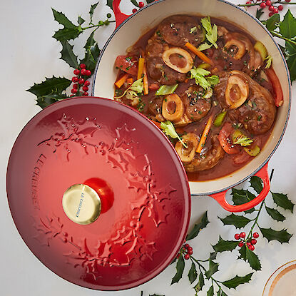 Le Creuset-Bräter mit festlichem Muster, gefüllt mit Osso Buco