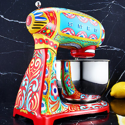 Robot de cuisine coloré de Smeg avec un design accrocheur.