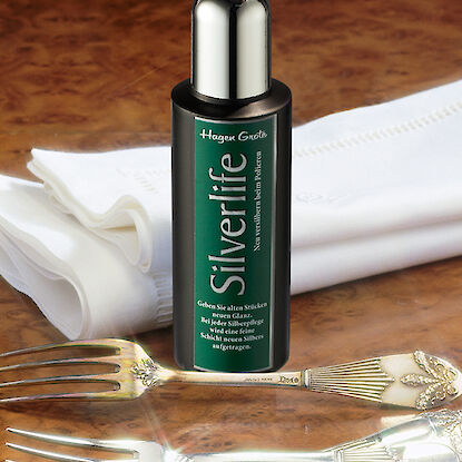 Bouteille de Silverlife de Hagen Grote sur une table avec des couverts et des serviettes.