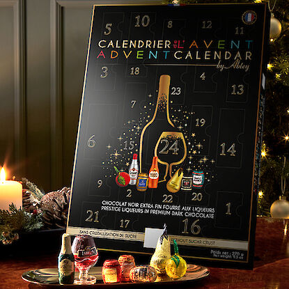 Calendrier de l'Avent avec liqueurs en chocolat, décoré festivement.