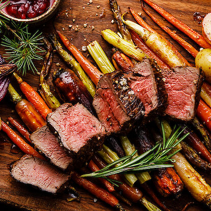 Gebratenes Rinderfilet auf geröstetem Gemüse mit Rosmarin und Preiselbeersoße