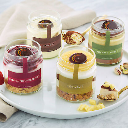 Vier Desserts in Gläsern: Tiramisu, Red Fruits Cheesecake, Lemon Tart und Dolce Pistacchio