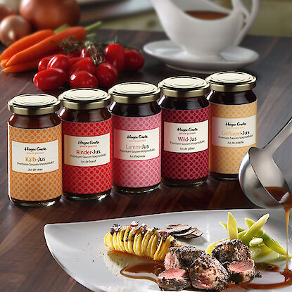 Différents pots de sauces jus, y compris jus de veau, bœuf, agneau, gibier et volaille