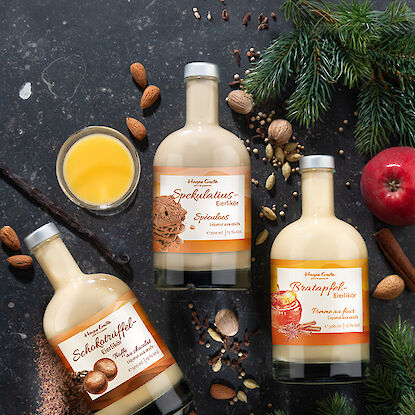 Liqueur aux œufs spéculoos, pomme au four et truffe au chocolat, décorée avec des épices de Noël et des branches de sapin